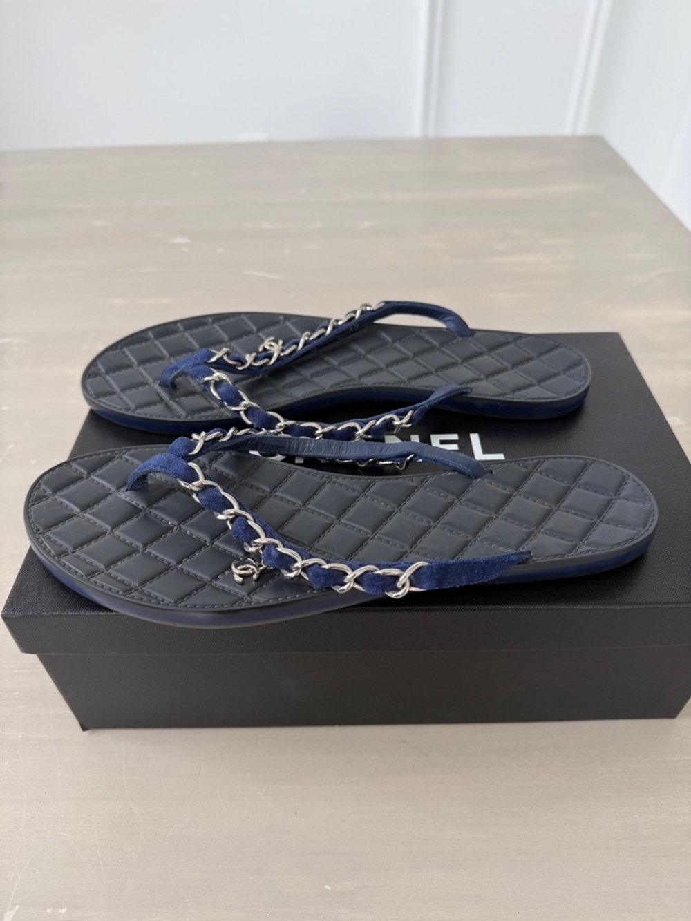 CHANEL Chain Navy Blue Suede Quilted Leather Thong Flip Flop Sandals 39 - Picture 2 of 6